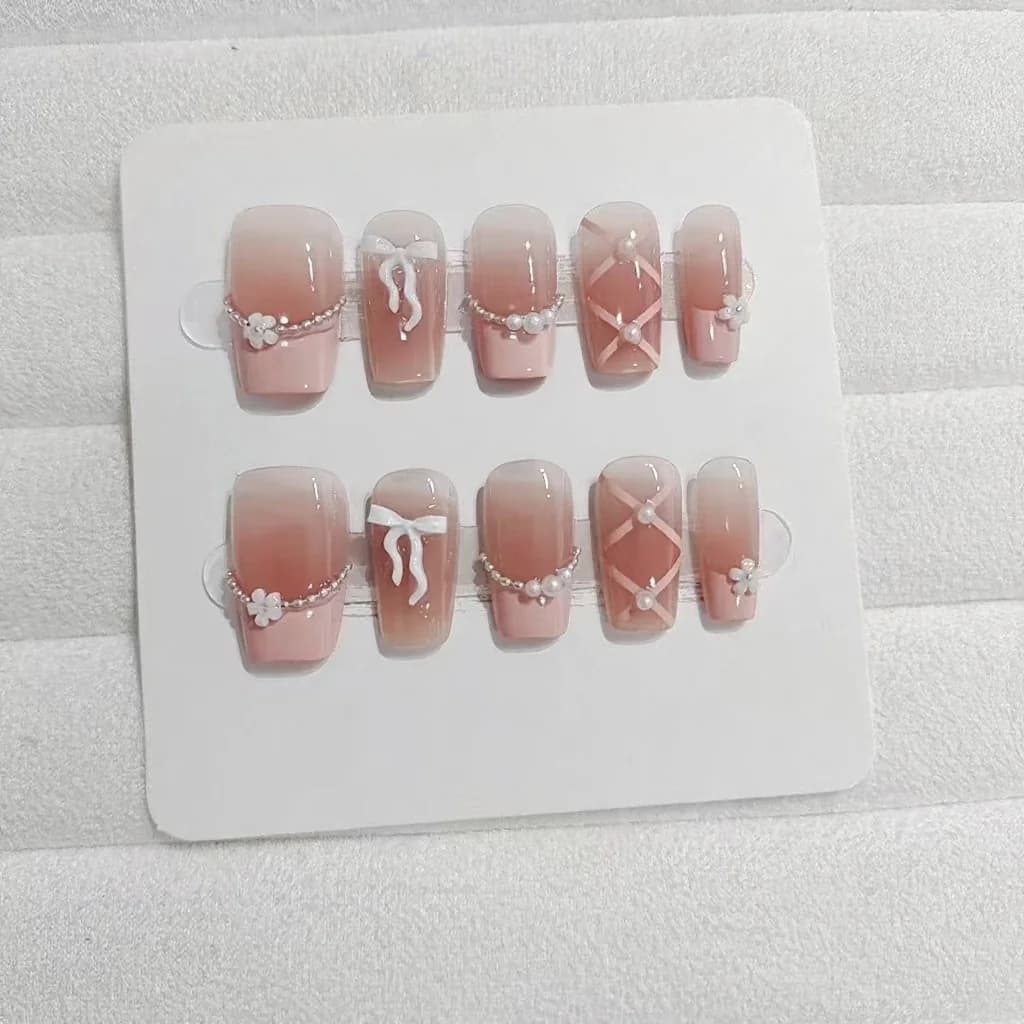 Rosa French-Tip Press-On-Nägel mit Ketten- und Schleifendesign, kurz quadratisch