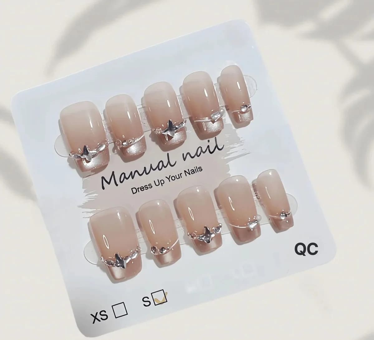 French-Tip-Künstelnägel mit Schmetterlings-Strasssteinen und Cat-Eye-Effekt