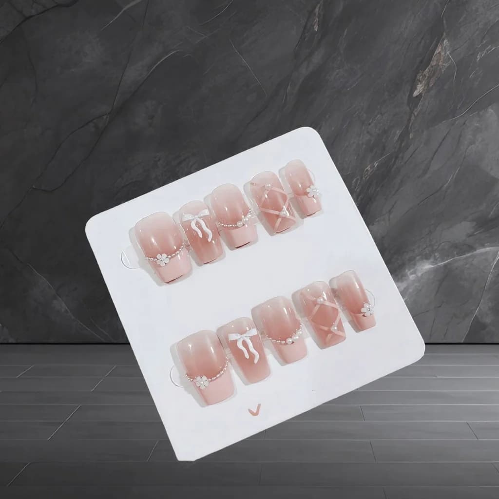 Rosa French-Tip Press-On-Nägel mit Ketten- und Schleifendesign, kurz quadratisch