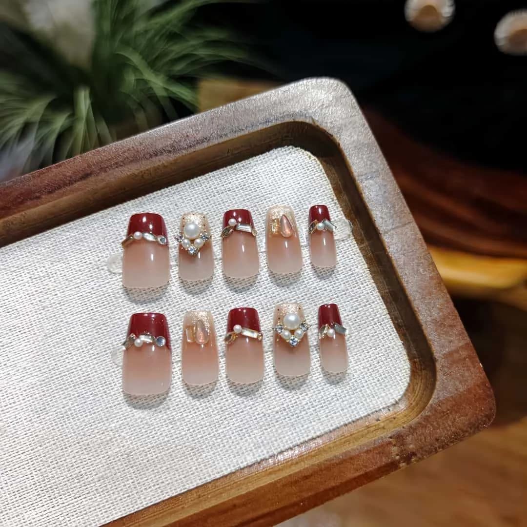 Rote Perle Künstliche Nägel Kurz Sargform Französische Spitze Glitzer