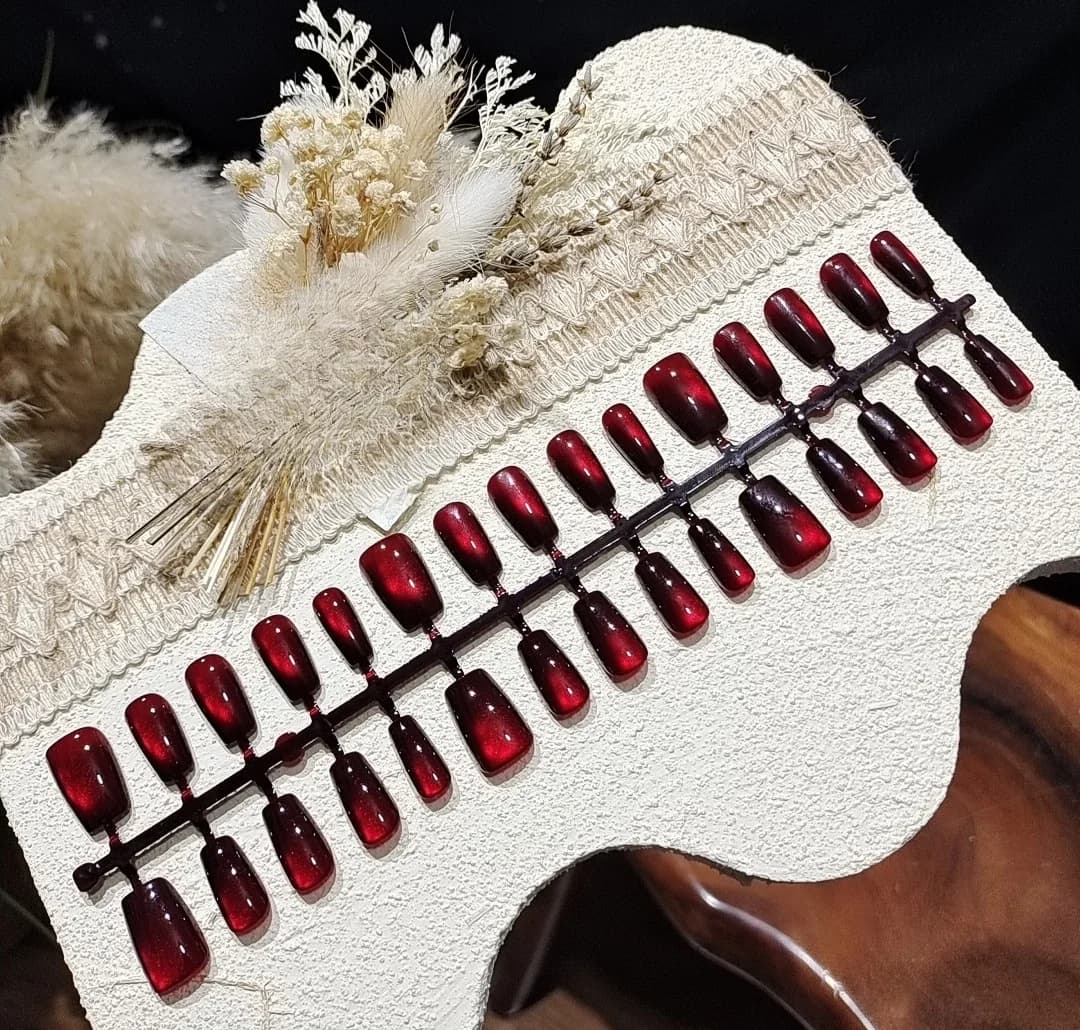 Rote Cat-Eye-Kunstnägel mit Glasperlen-Effekt, kurz Sarg/Ballerina