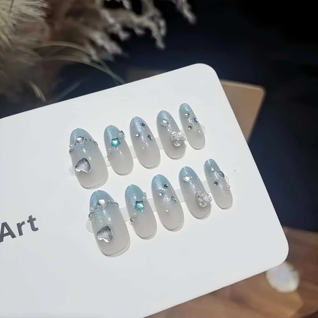 Blaue Gradient-Katzenaugen-Kunstnägel mit Strasssteinen