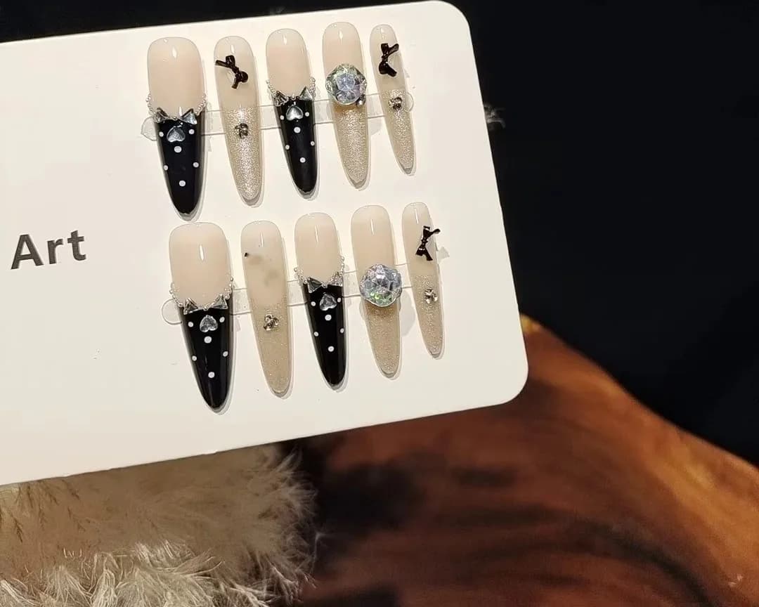 Schwarze Schmetterling Strass Künstliche Fingernägel Cat-Eye Glitter Maniküre