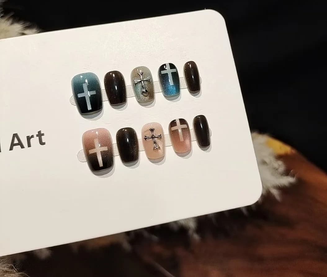 Blau-Rosa Cat Eye Press-On Nägel mit Glasperlen und Kreuz-Design