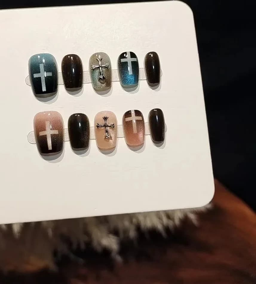 Blau-rosa Cat-Eye Künstliche Nägel mit Glasperlen und Kreuz-Design