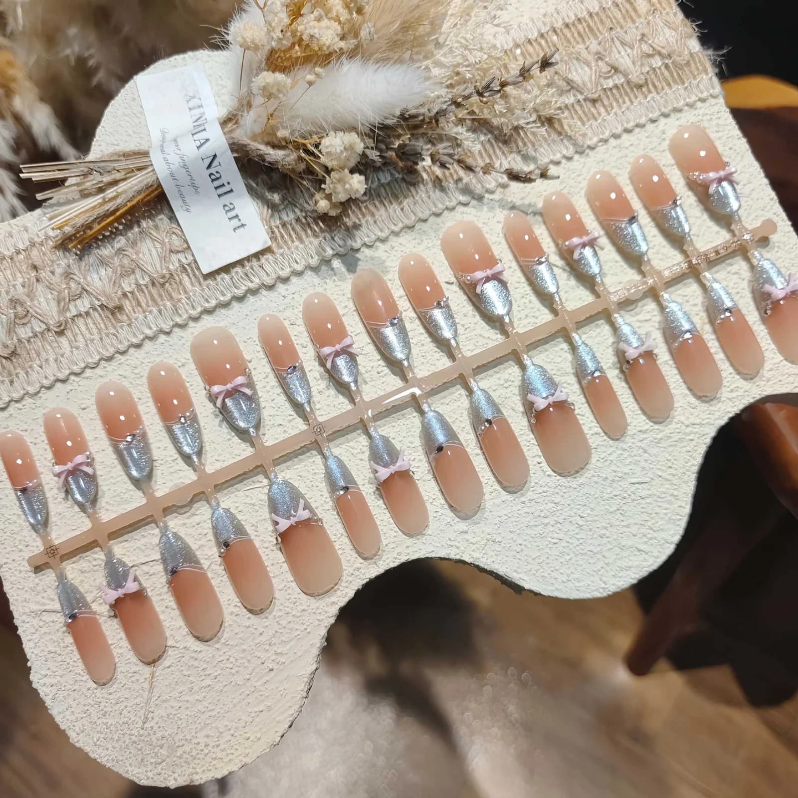 Ballettschuh-Kunstnägel mit Schleife und Kristall-French-Tip