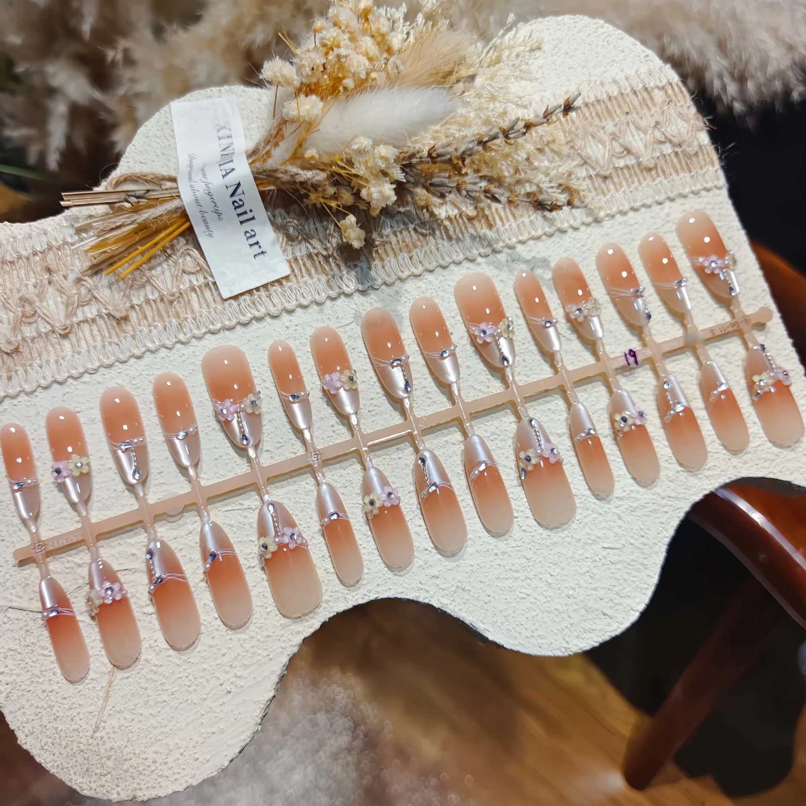 Press-On-Nägel in langer Stiletto-Form, Blumen-Cat-Eye mit Kristallen