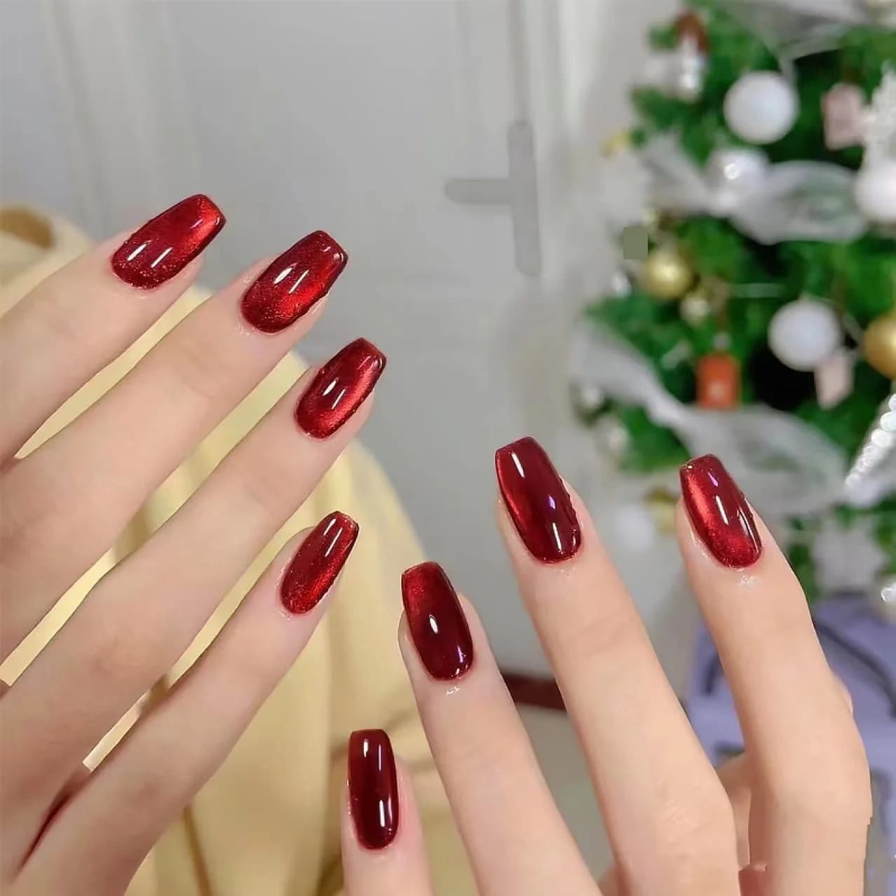 Rote Cat-Eye Press-On-Nägel, kurze und mittlere Sargform