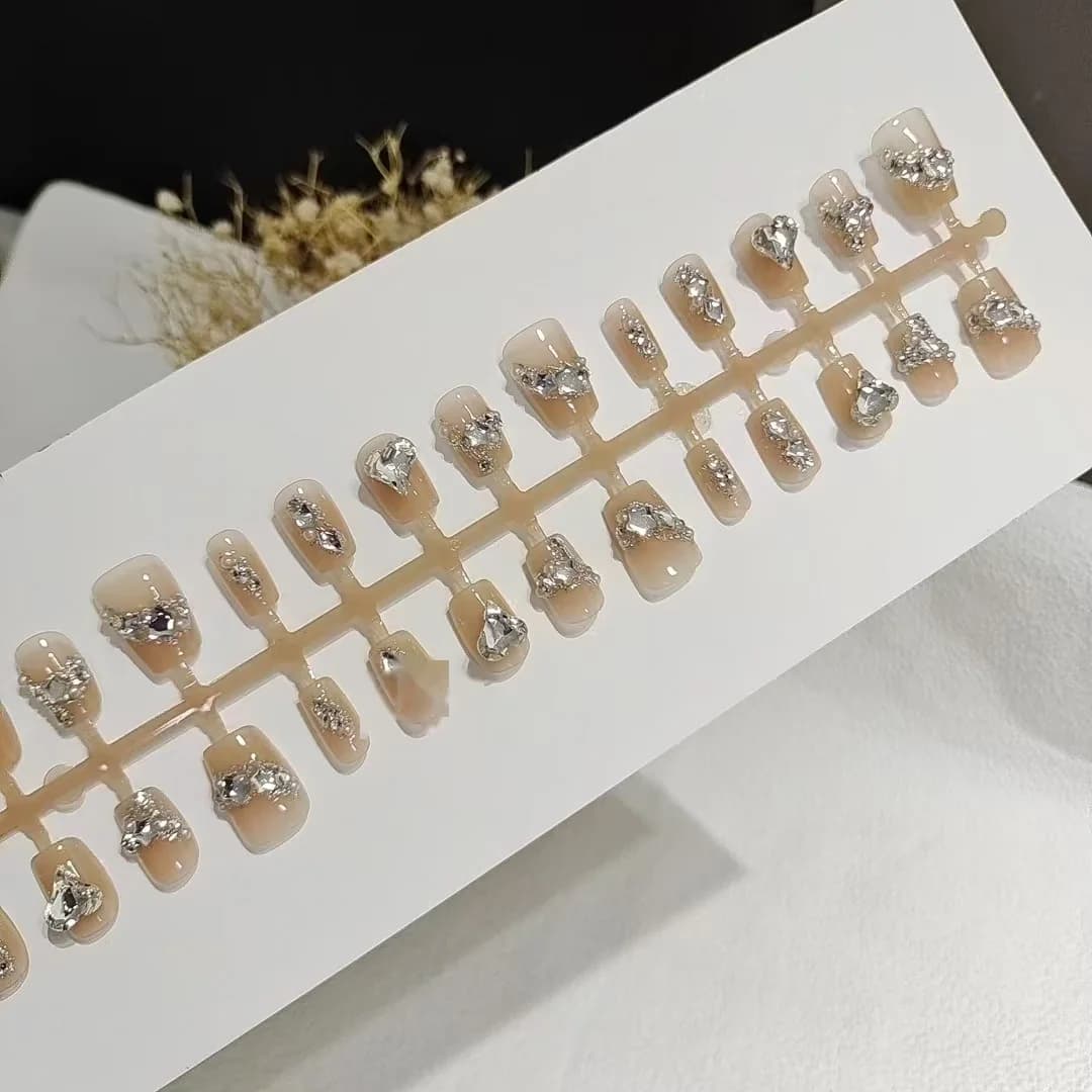Nagelspitzen zum Aufkleben mit Herz-Strasssteinen, kurze quadratische Form, 30 Stück
