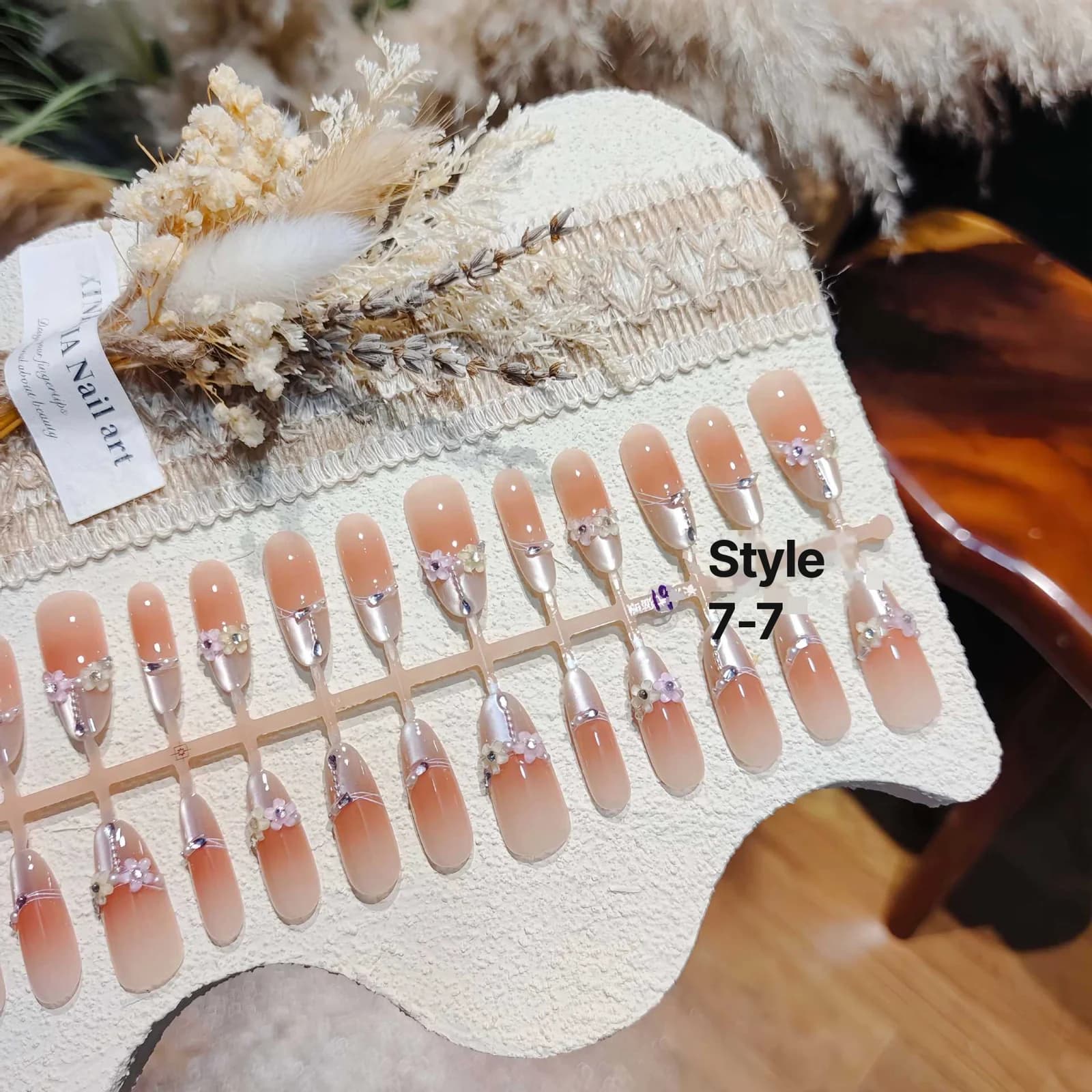 Press-On-Nägel in langer Stiletto-Form, Blumen-Cat-Eye mit Kristallen