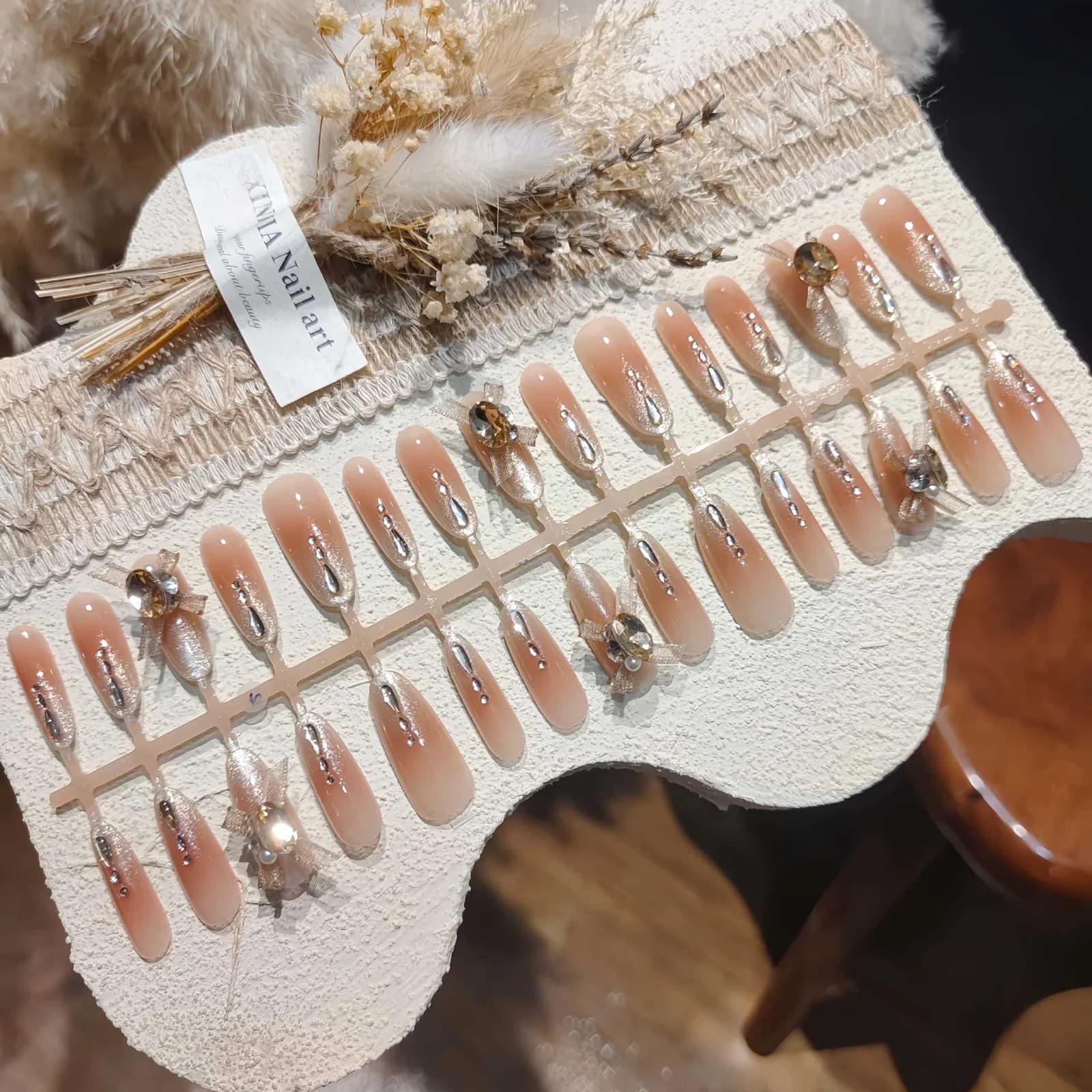 Paris Dream Cat Eye Press-on-Nägel mit Strasssteinen und Schleife