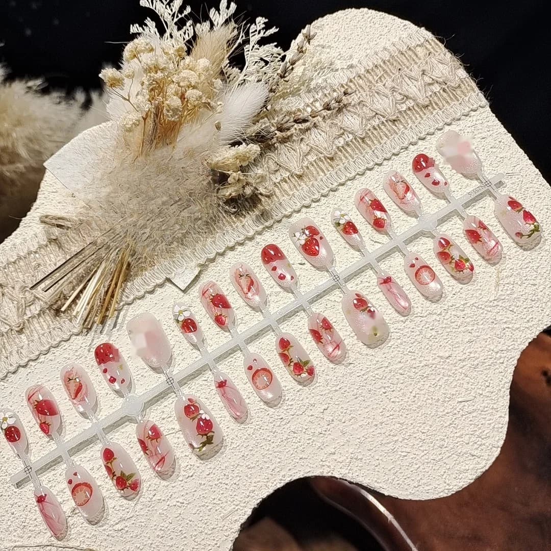 Kunstnägel mit Erdbeerprint, mittlere ovale Form, vorgeklebt
