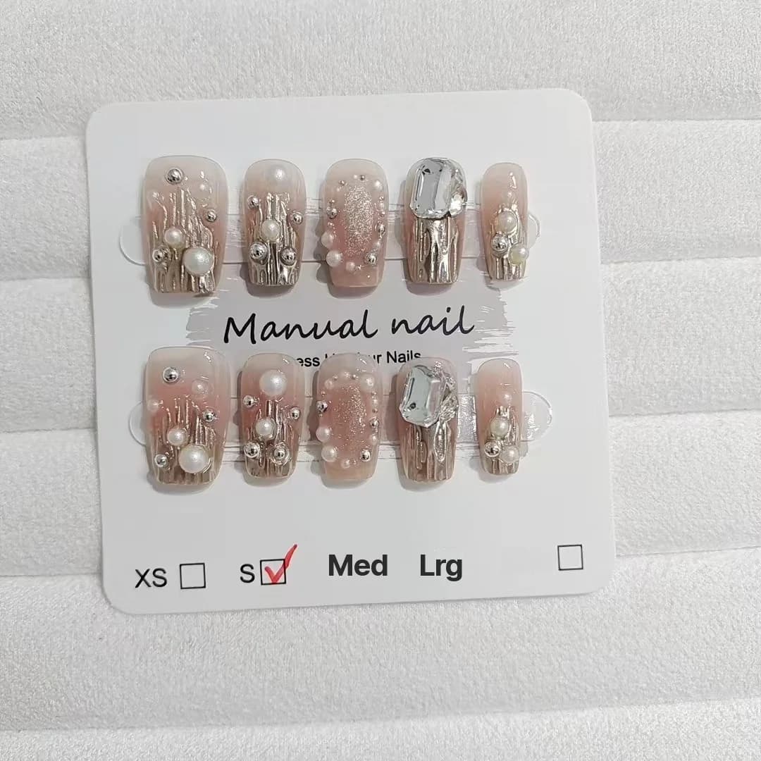 Goldene Strassstein- & Perlen-Kunstnägel, kurze eckige Spitzen mit Glitzer