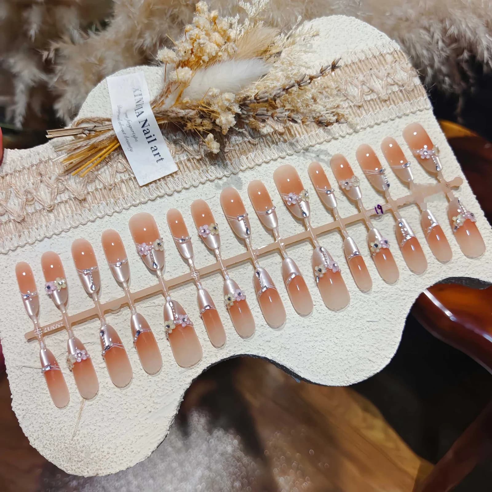 Press-On-Nägel in langer Stiletto-Form, Blumen-Cat-Eye mit Kristallen