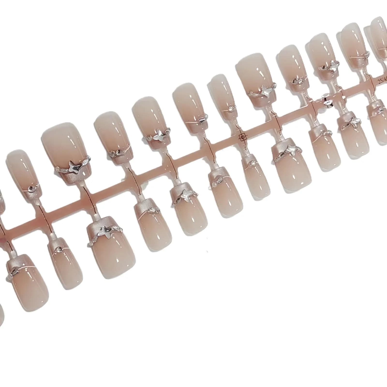 French-Tip-Künstelnägel mit Schmetterlings-Strasssteinen und Cat-Eye-Effekt