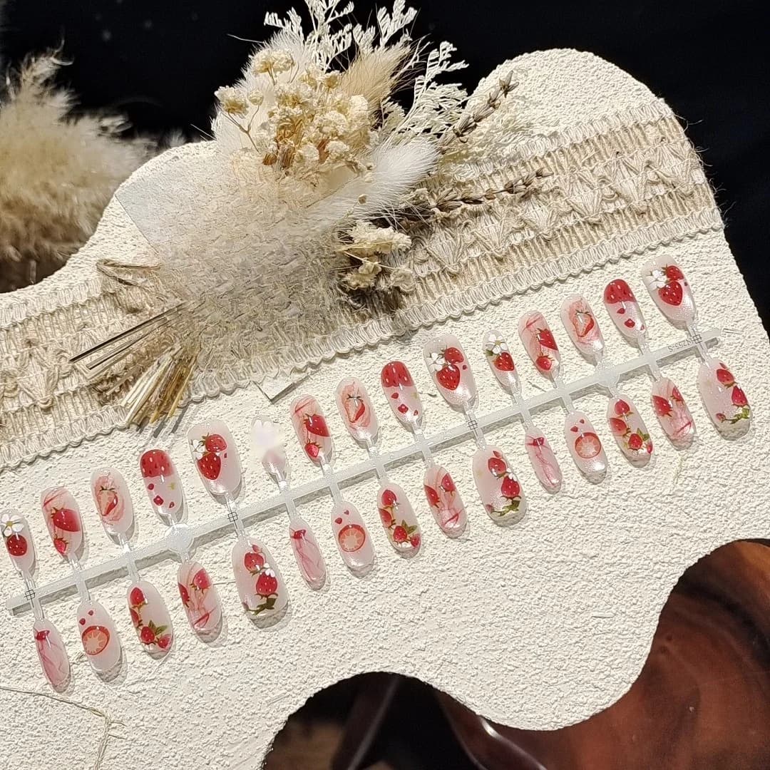 Kunstnägel mit Erdbeerprint, mittlere ovale Form, vorgeklebt