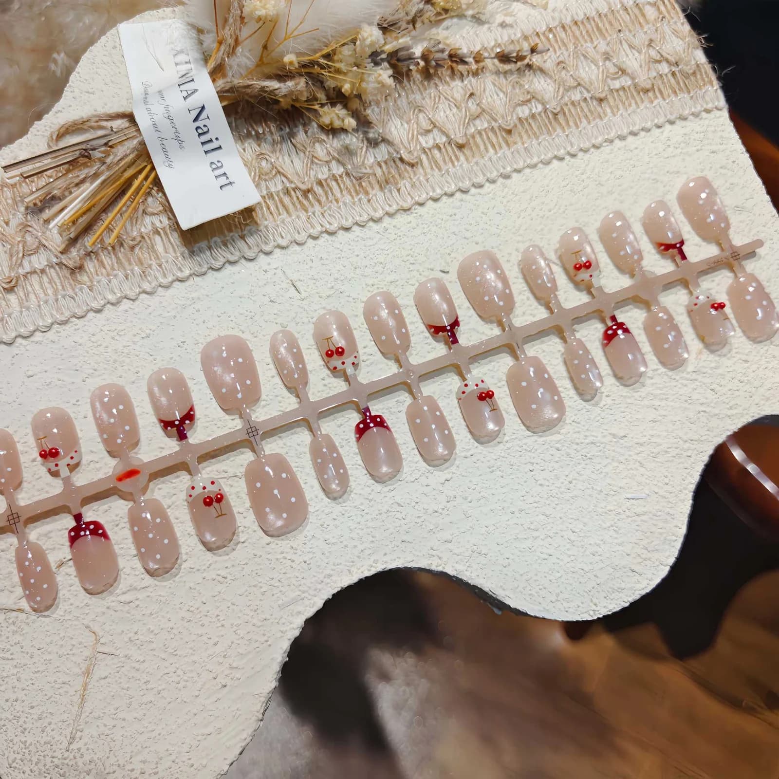 Künstliche Nägel mit Punkten und Kirschen sowie Strasssteinen, Kurze Ballettform