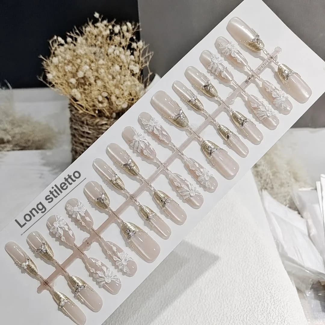 Kunstnägel mit 3D-Schmetterlingen und Blumen, lange Stiletto-Form