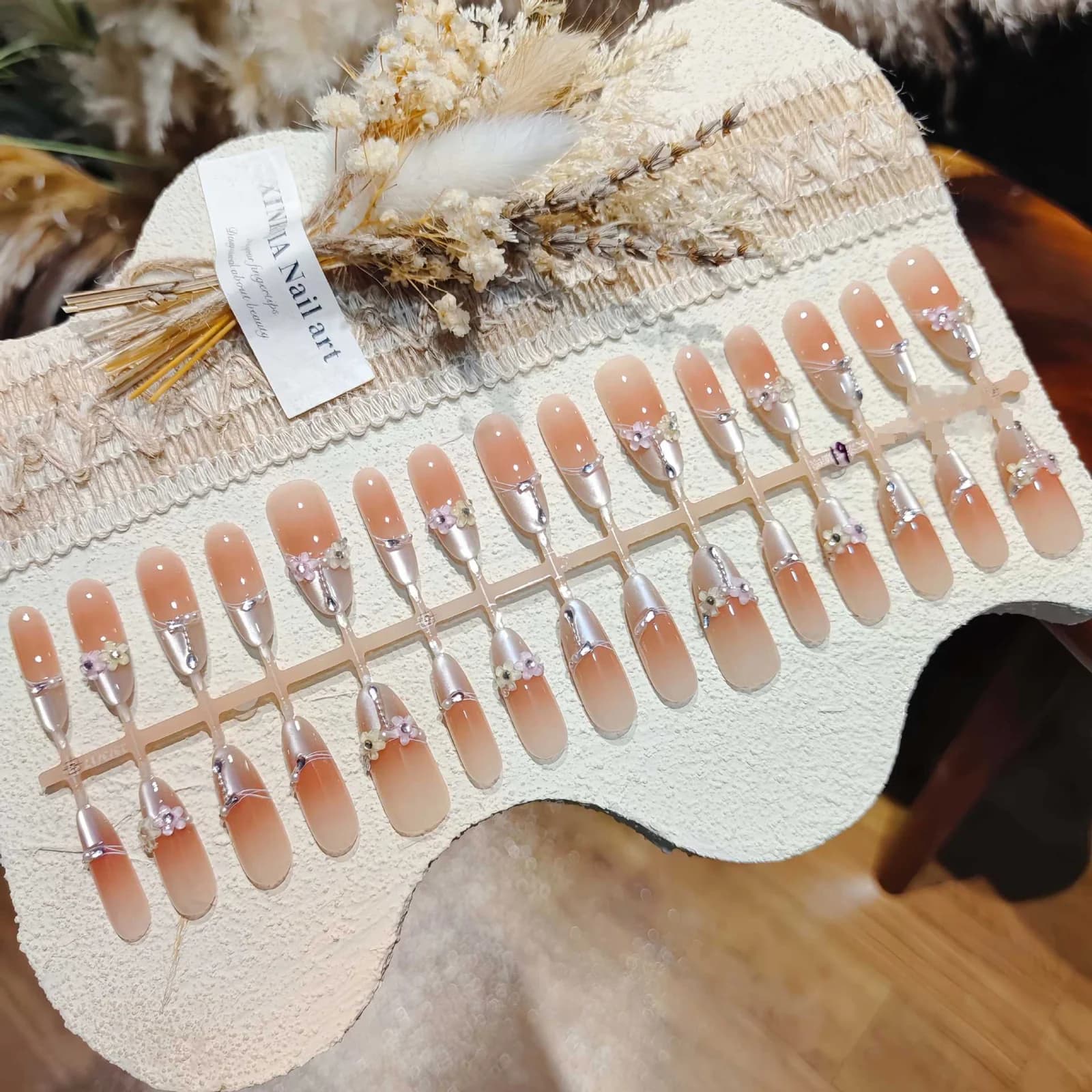 Press-On-Nägel in langer Stiletto-Form, Blumen-Cat-Eye mit Kristallen