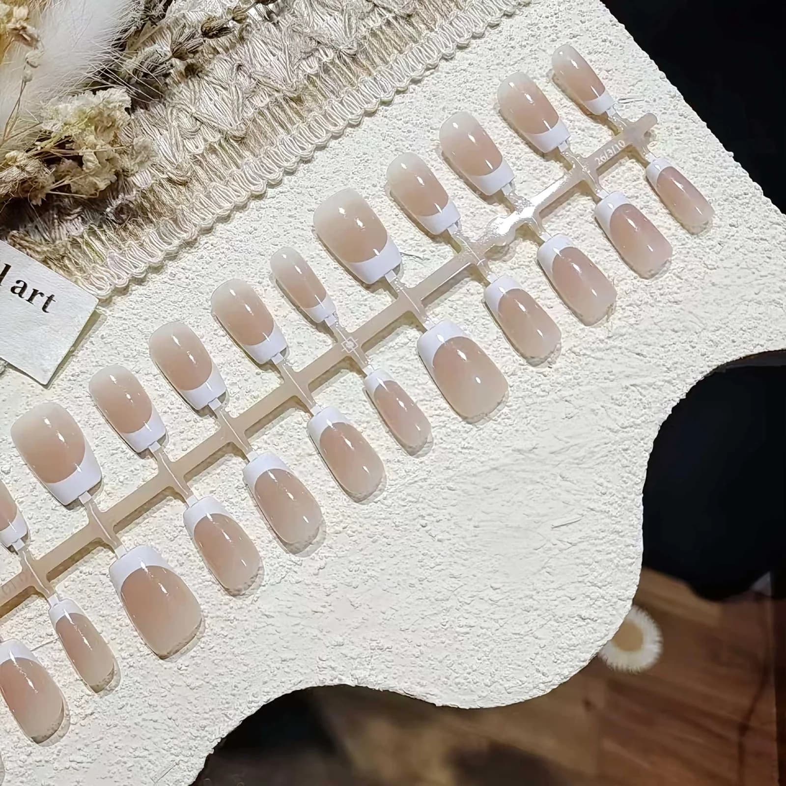 Kurze French Tip Press-On Nägel, Natürlicher Nude-Look