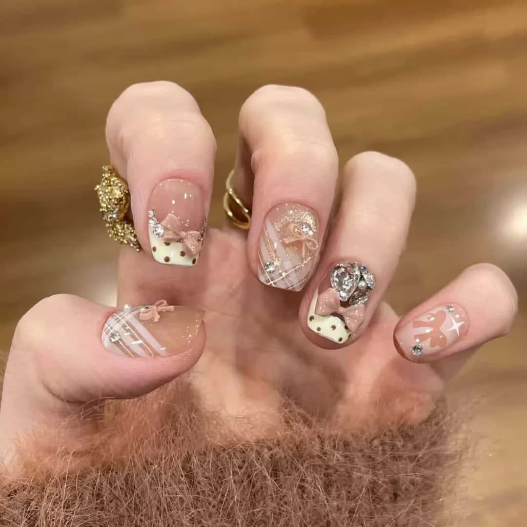 Cremige Lilie French-Tip-Kunstnägel Cat-Eye Kurz Coffin 30 Stück