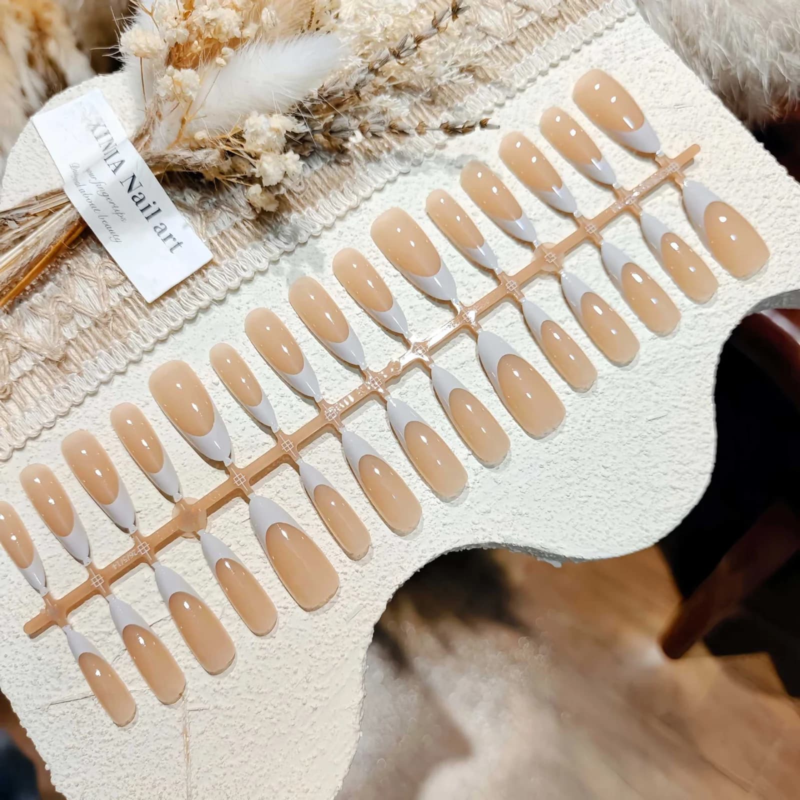 Grau-weiße French-Tip-Kunstnägel, lang, mandelförmig, Komplettset