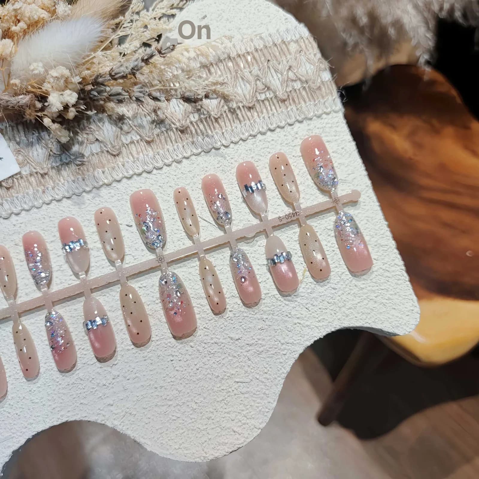 Nude Press-On-Nägel mit Silberglitzer, Katzenaugen-Effekt, Mittlere Ovalform