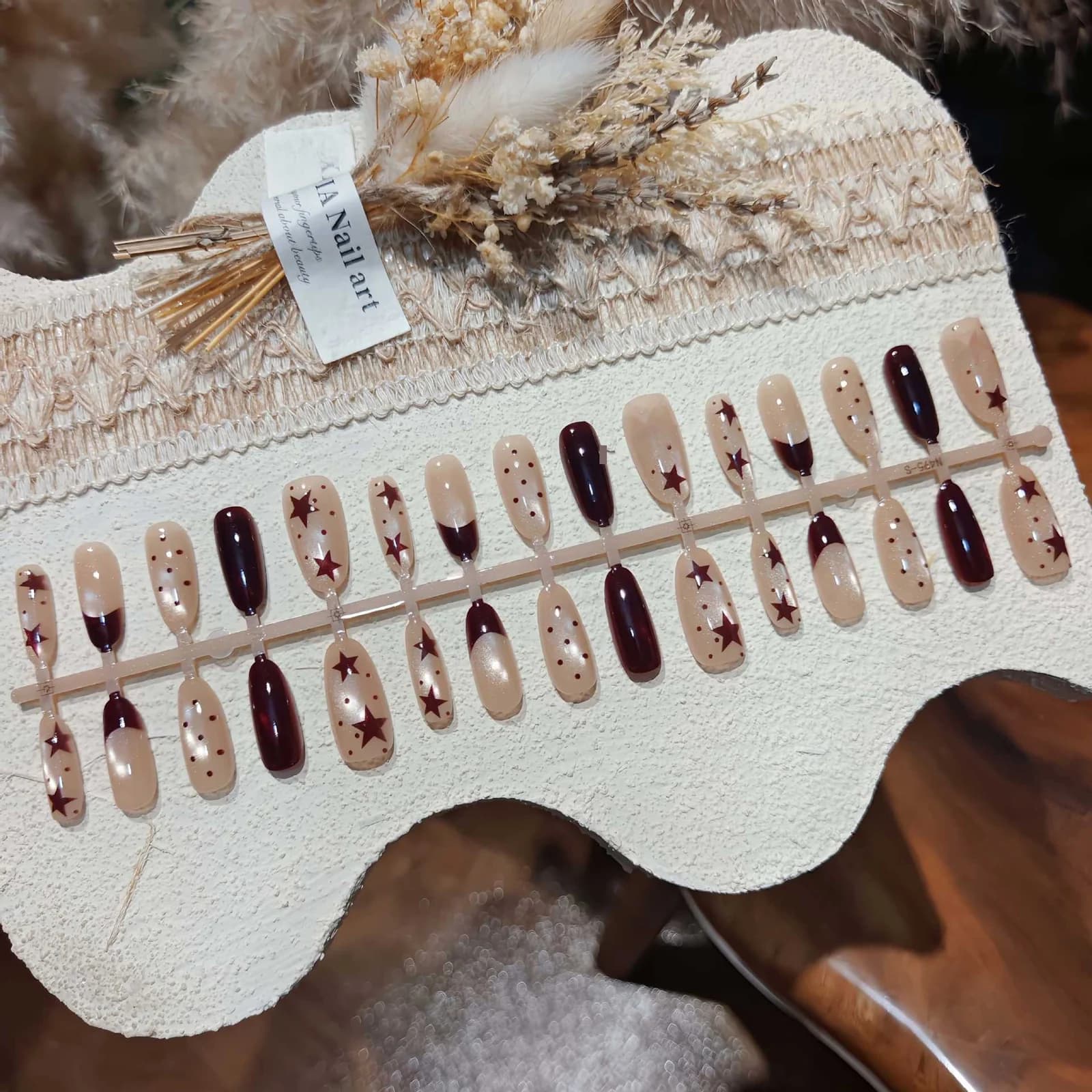 Braune Cat-Eye Künstliche Fingernägel mit Sternen und Punkten