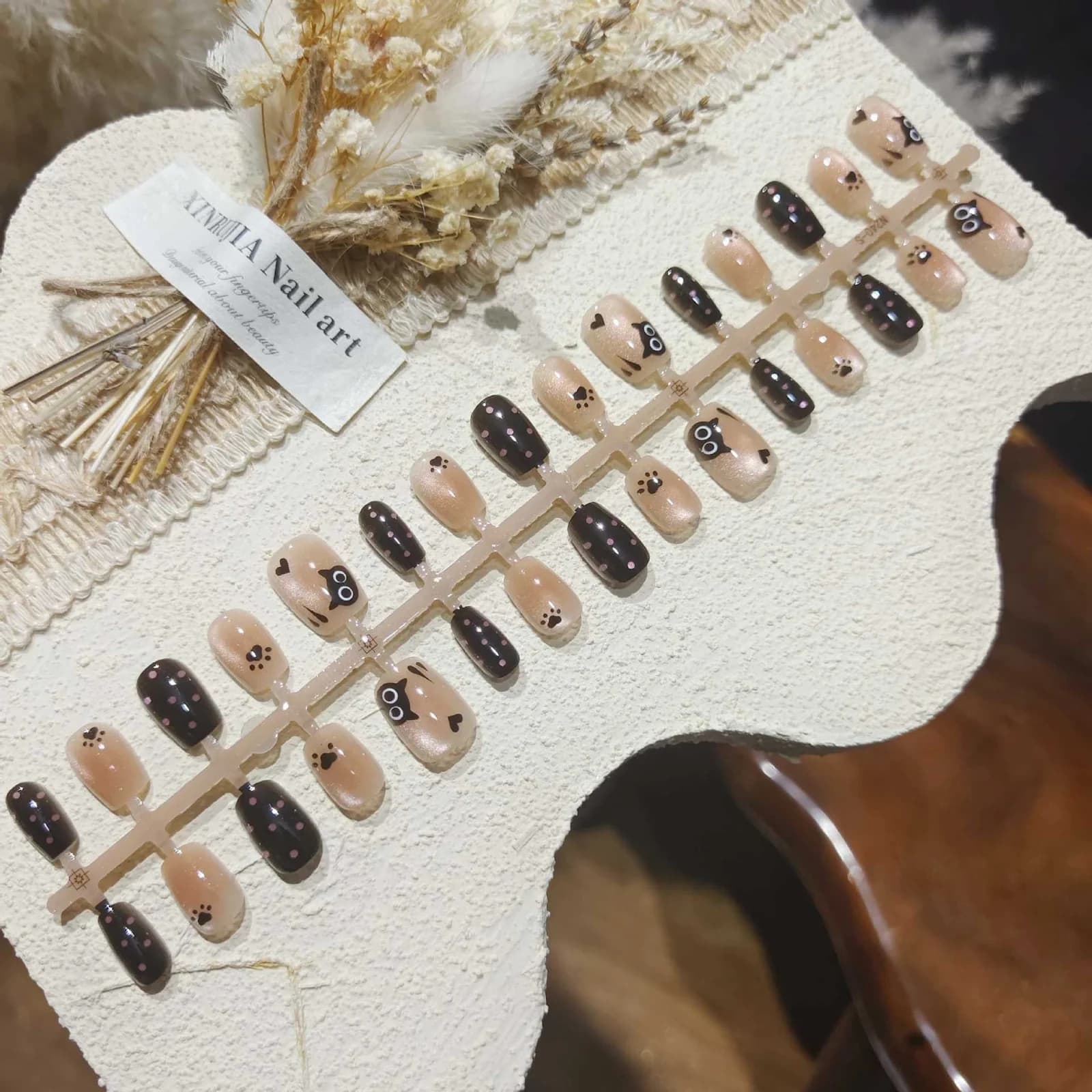 Schwarze Katzenaugen-Nägel zum Aufkleben, kurze Ballerina-Form mit Glasperlen