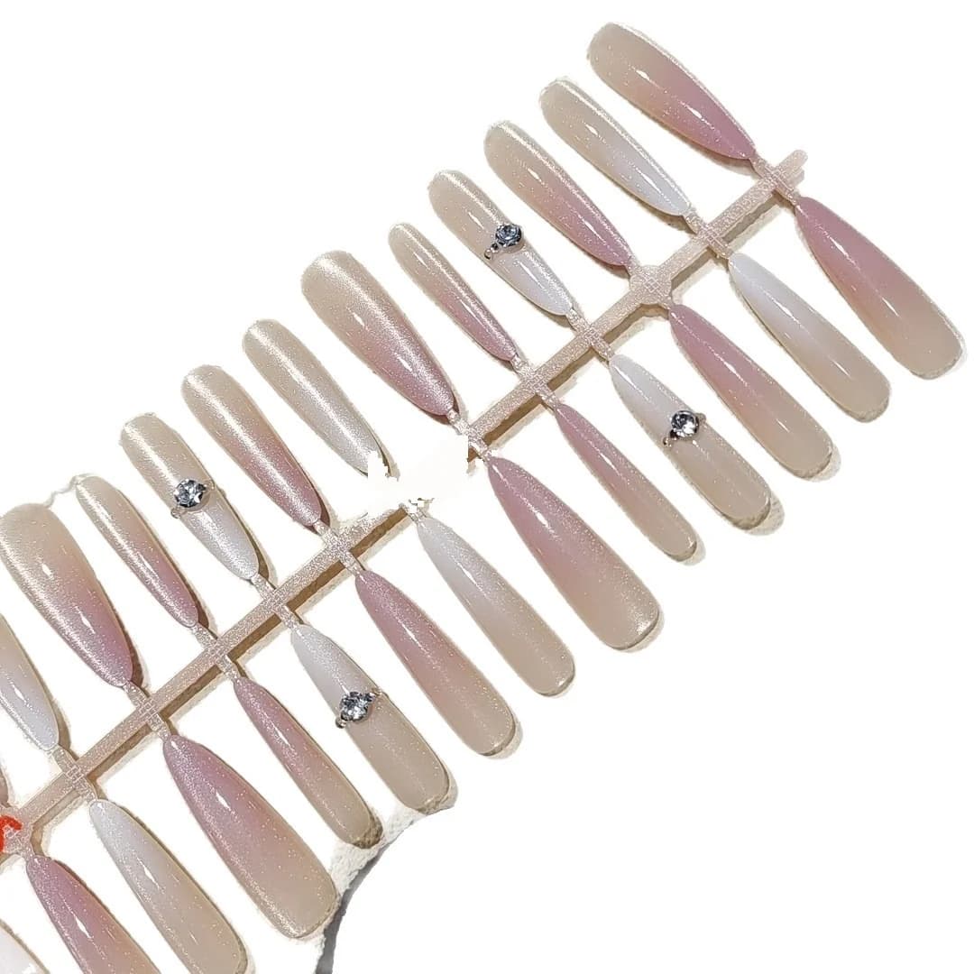 Stiletto-Künstelnägel mit Strasssteinen, Cat-Eye-Glitzer-Design