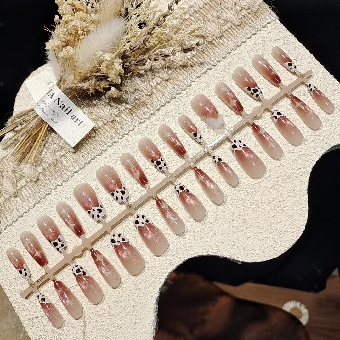 Katzenaugen-Kunstnägel Dämmerbraun mit Glasperlen-Design