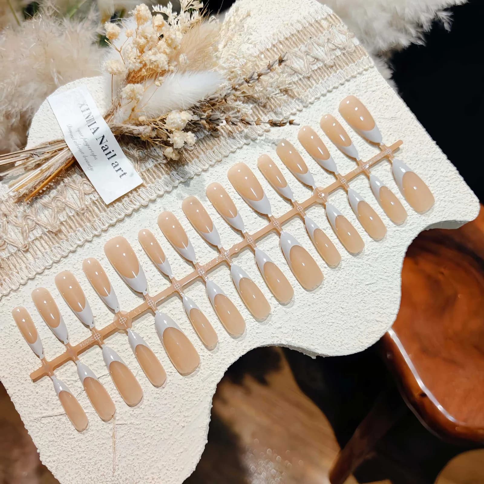 Grau-weiße French-Tip-Kunstnägel, lang, mandelförmig, Komplettset