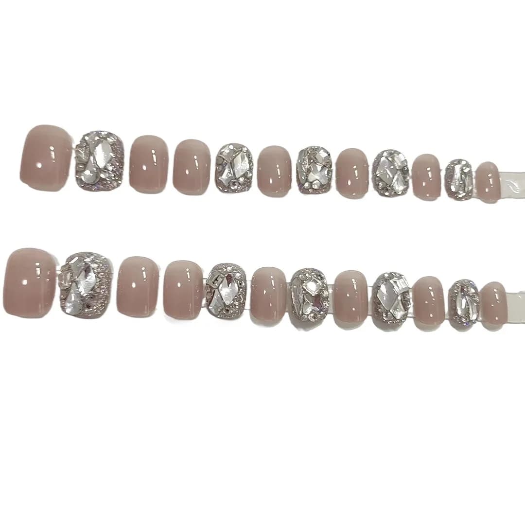 Kurze Press-On-Nägel mit eis-transluzentem Strass-Design, 24 Stück
