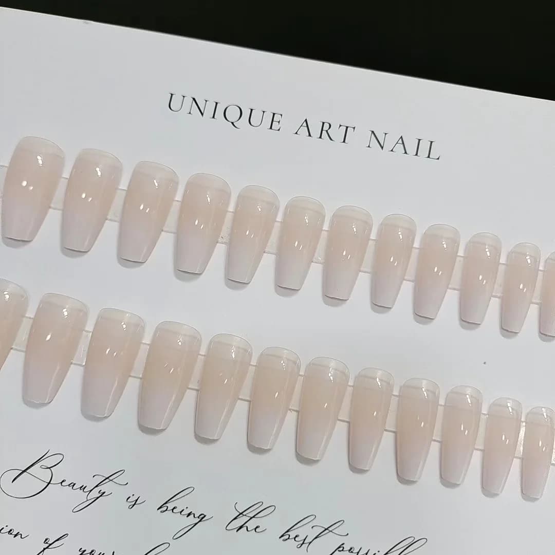 Milchweiße Gradient Press-On-Nägel, lange Coffin-Form im French-Stil