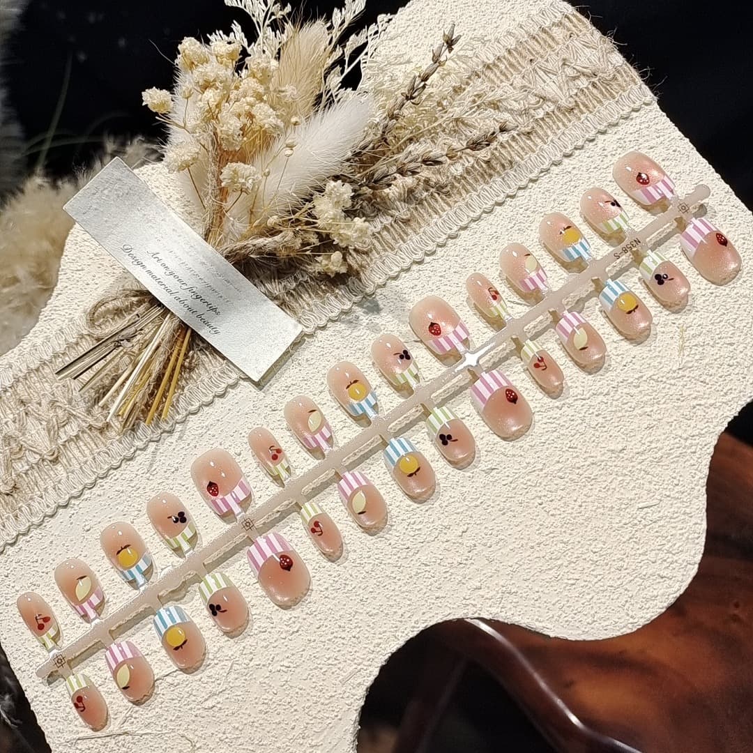 Kurze Ballerina-Kunstnägel im Cat-Eye-Candy-Stil mit Strasssteinen