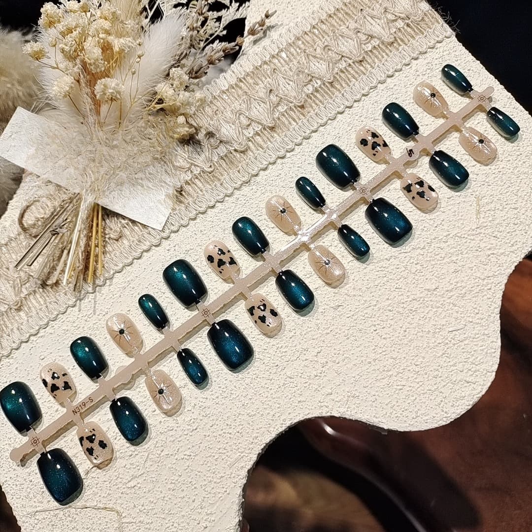 Dunkelgrüne Cat-Eye Press-On-Nails, kurze Ballerina-Form