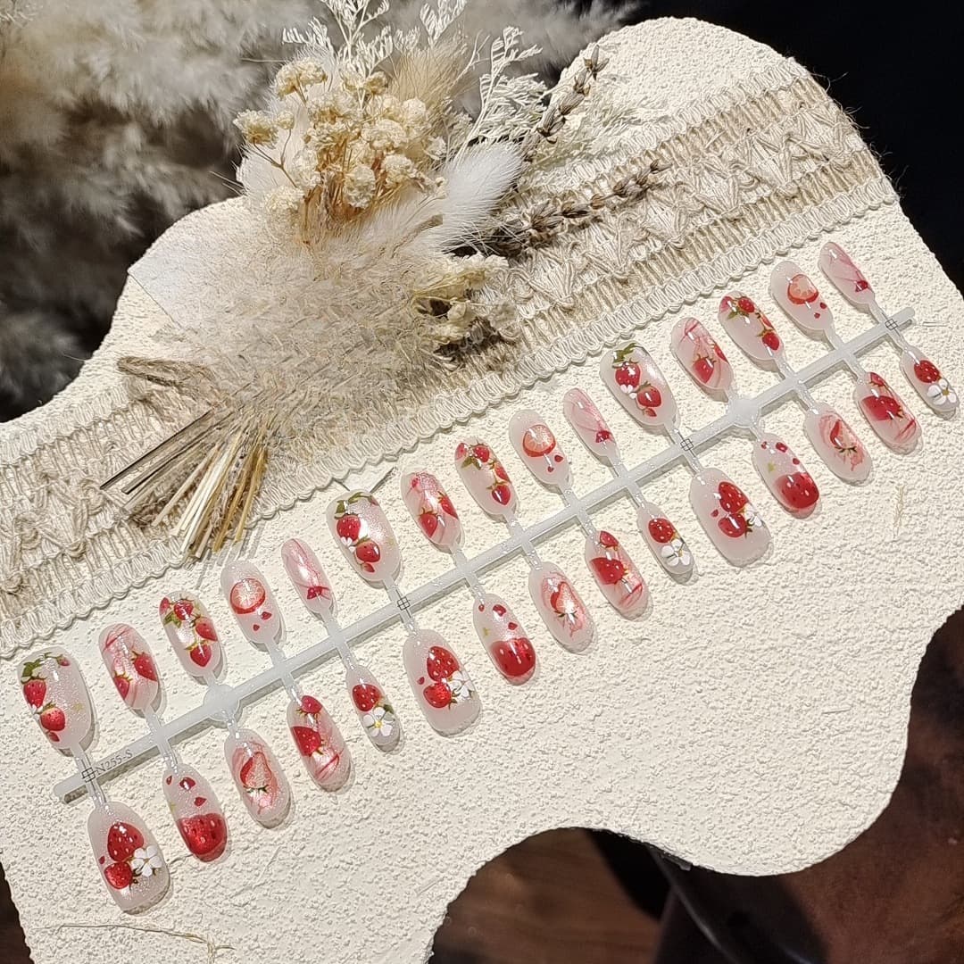 Kunstnägel mit Erdbeerprint, mittlere ovale Form, vorgeklebt