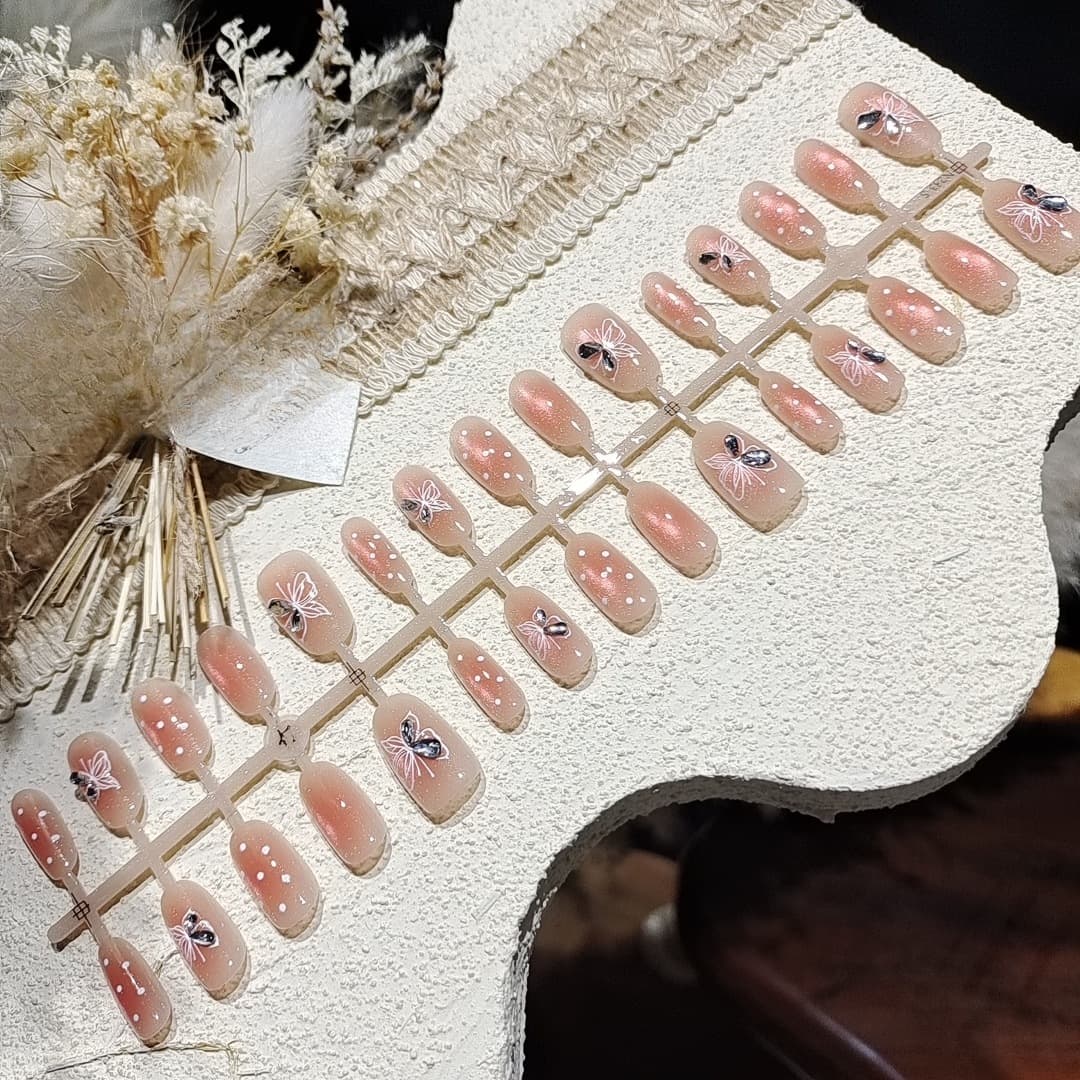 Cat-Eye Press-On-Nägel mit Glasperlen und Strasssteinen