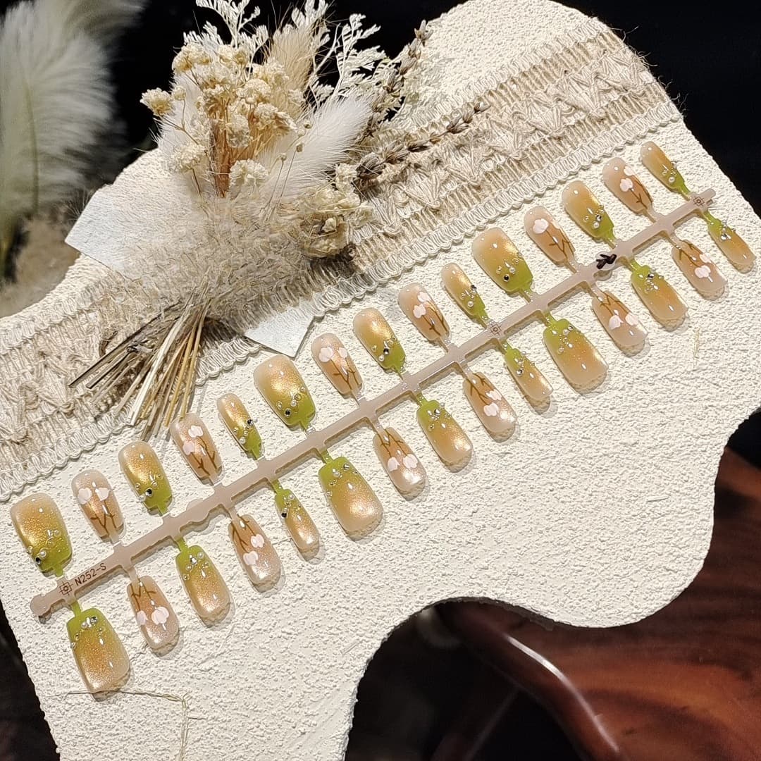 Kurze Cat-Eye Press-On-Nägel mit Blumendesign, sanfter Farbverlauf