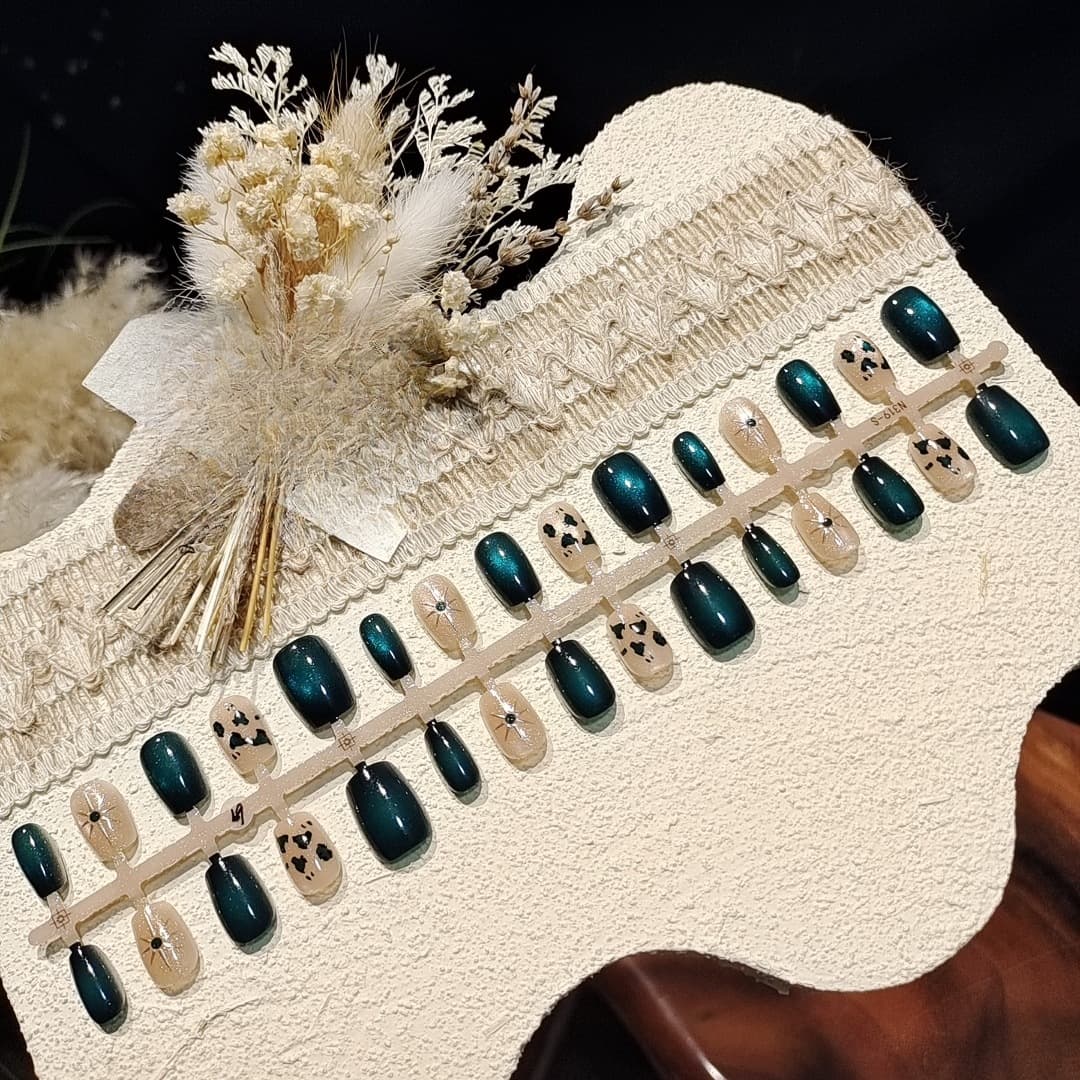 Dunkelgrüne Cat-Eye Press-On-Nails, kurze Ballerina-Form