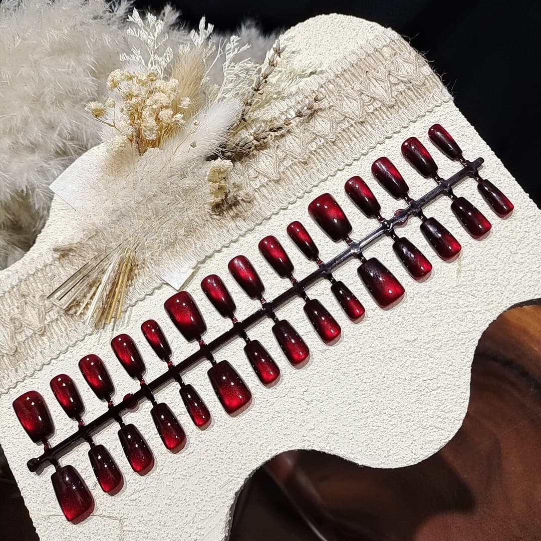 Rote Cat-Eye-Kunstnägel mit Glasperlen-Effekt, kurz Sarg/Ballerina