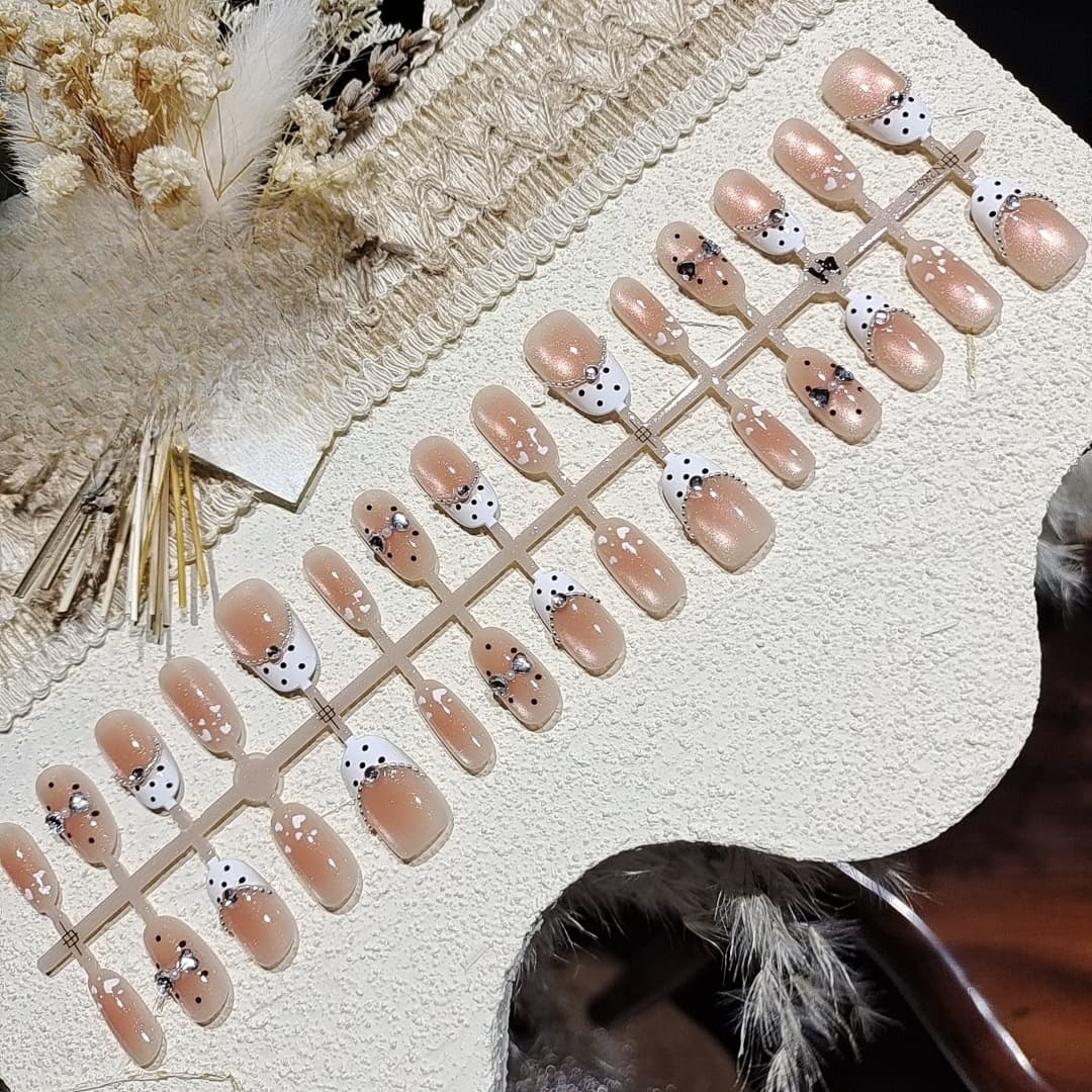 Press-on-Nägel Kurz Oval mit Punkte-Perlen-Design und Cat-Eye-Glitzer