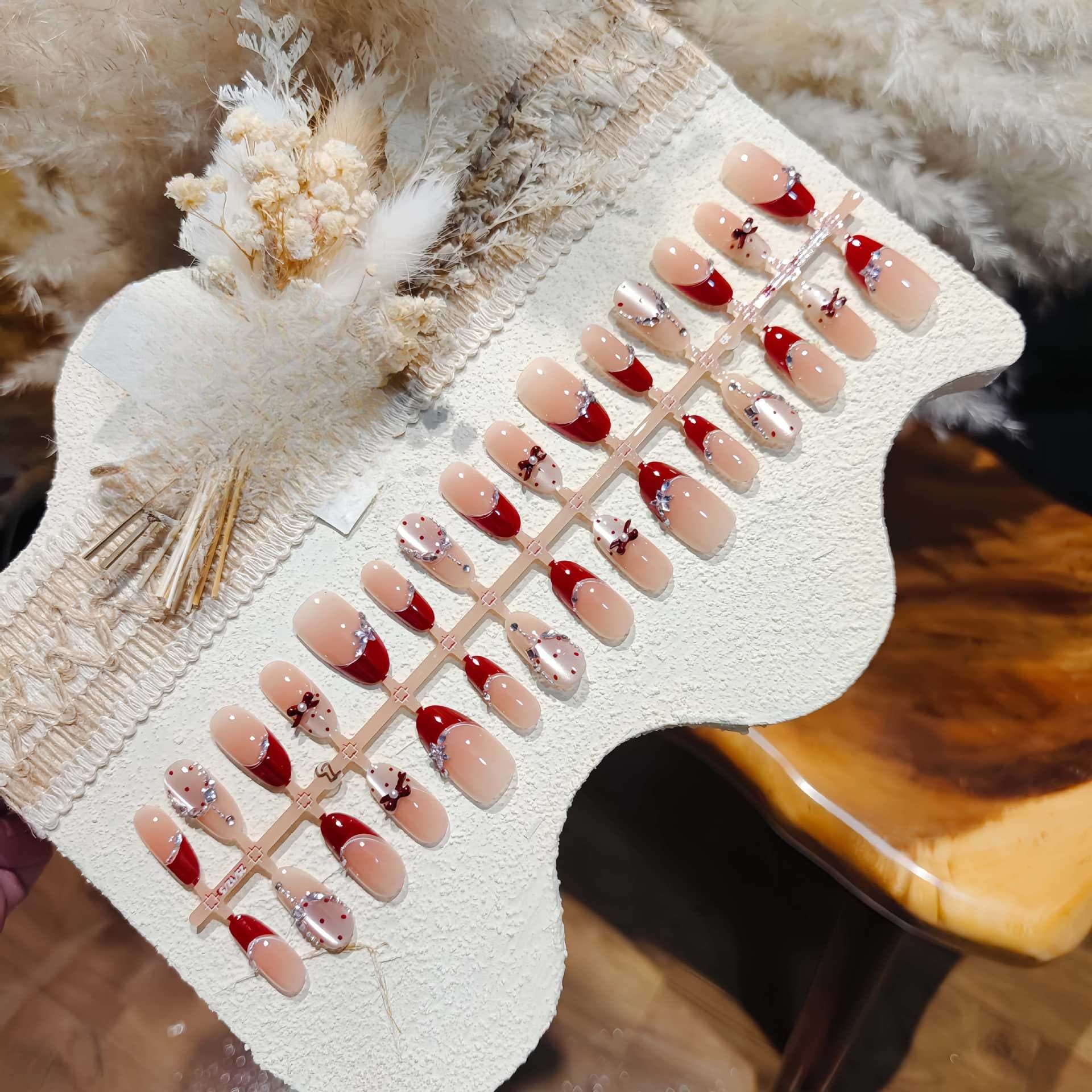 Rote French Tip Cat Eye Klebenägel mit Schleifen-Design