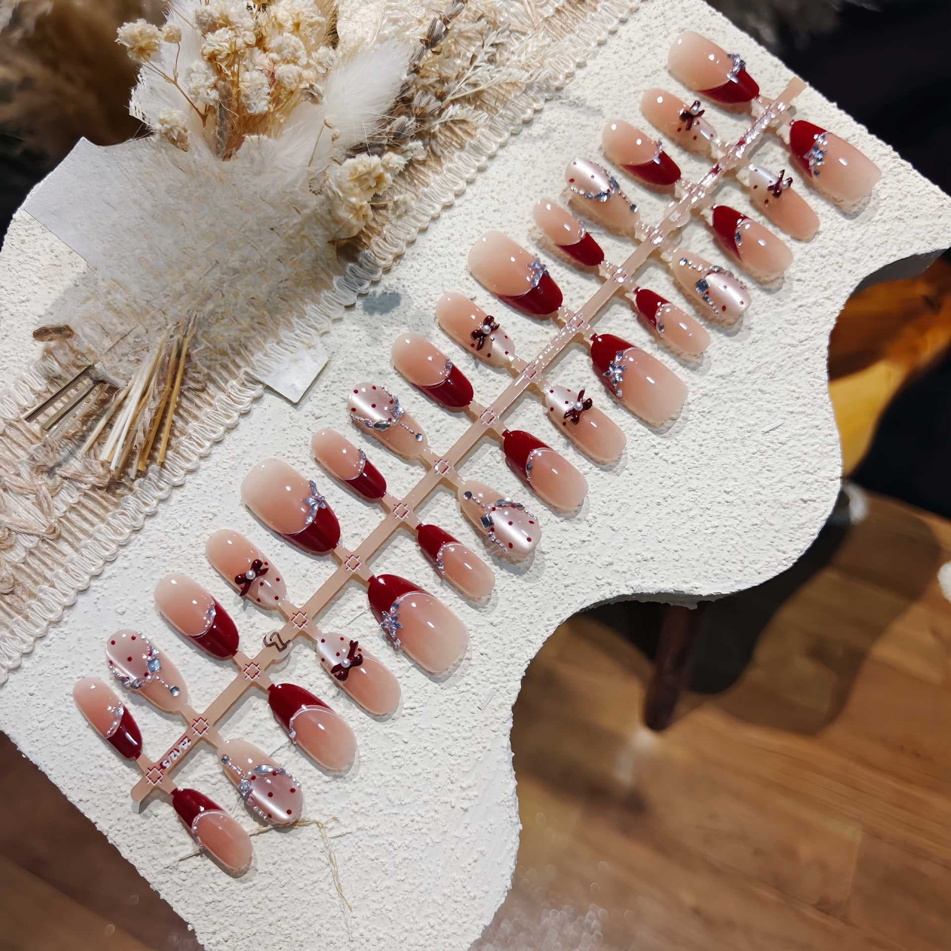 Rote French Tip Cat Eye Klebenägel mit Schleifen-Design