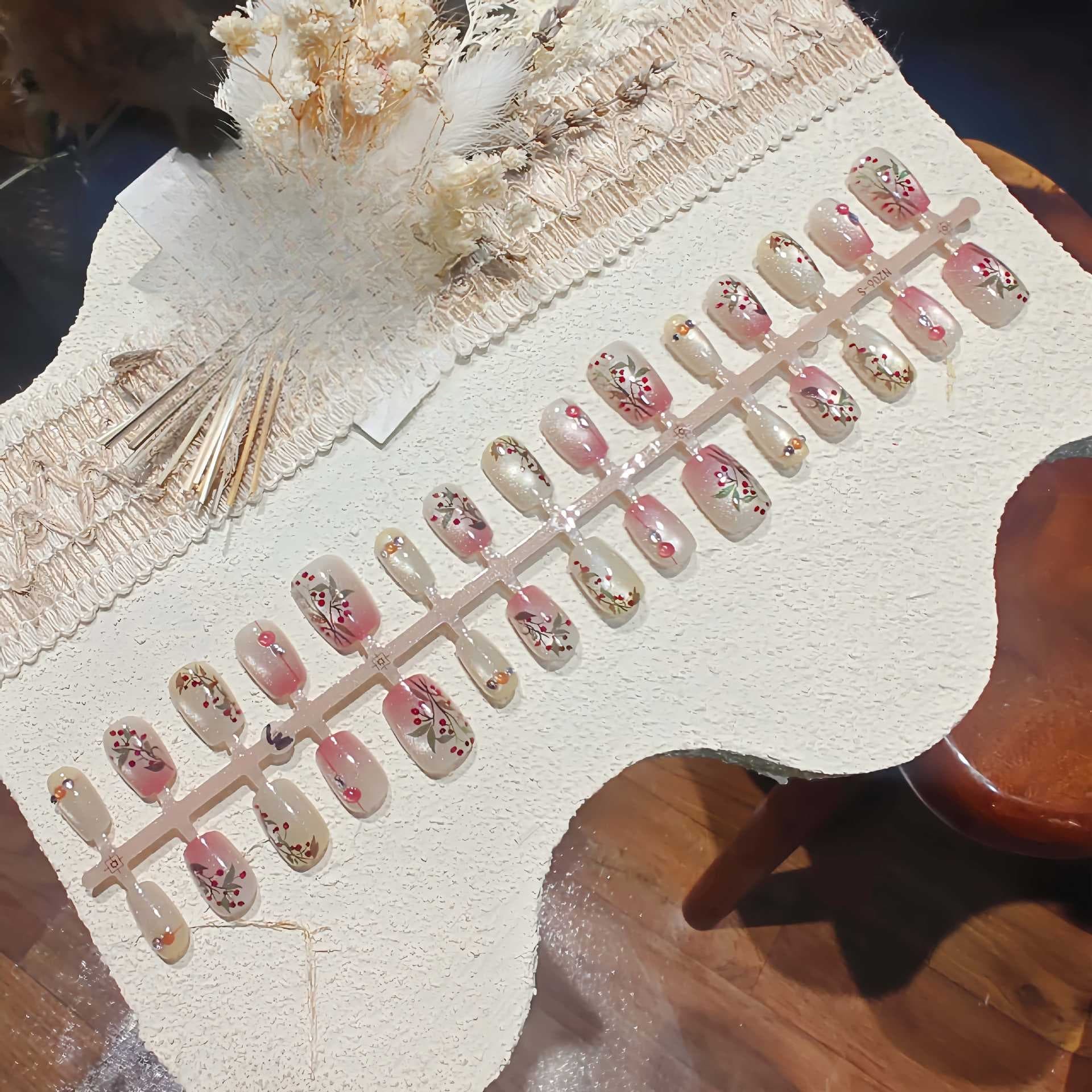 Press-On-Nägel Katzenauge Rot mit Strasssteinen und Blumendesign