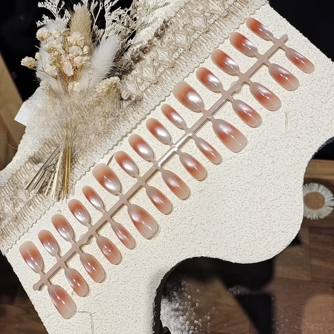 Orange-rosa Cat-Eye-Kunstnägel kurz/mittel oval