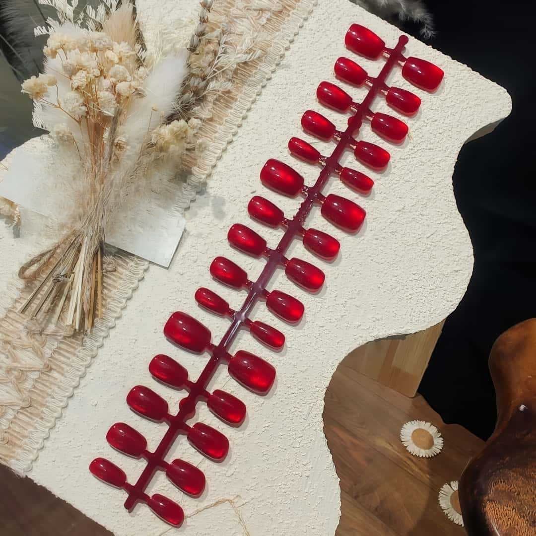 Rote Cat-Eye-Kunstnägel mit Glasperlen-Effekt, kurz Sarg/Ballerina